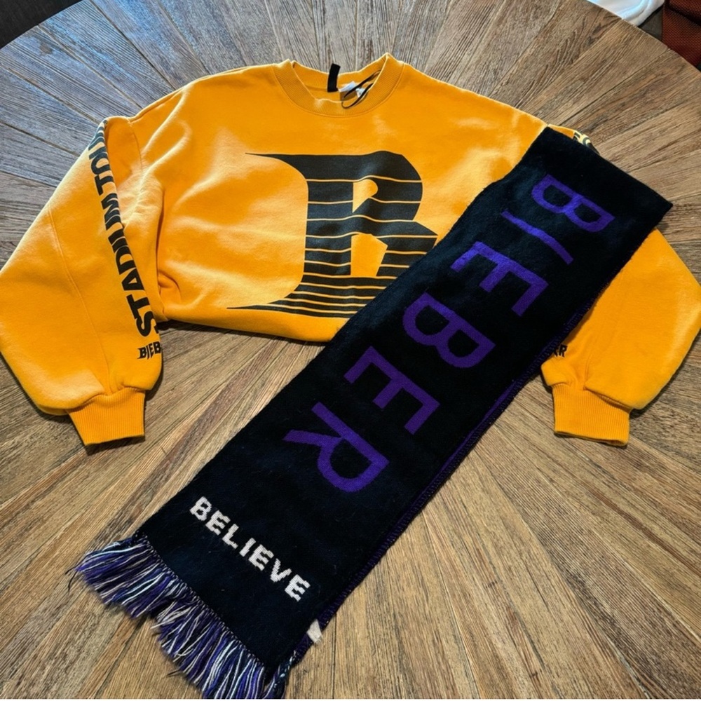 Justin Bieber concert merch sweatshirt Stadium
Tour 2018 Believe Tour scarf 2012